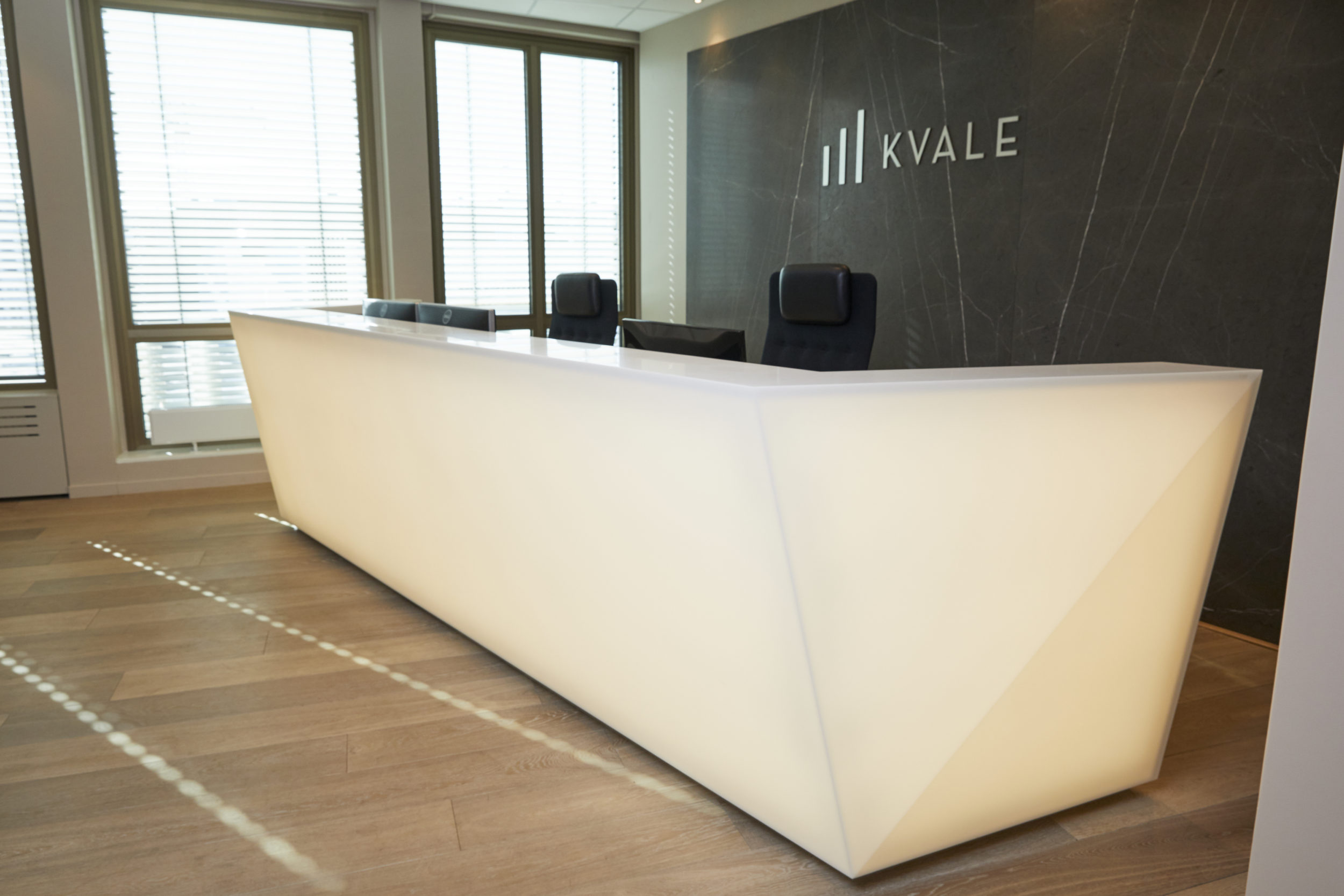 Resepsjonsdisk med lys i Corian